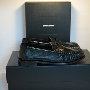 Yves SAINT LAURENT